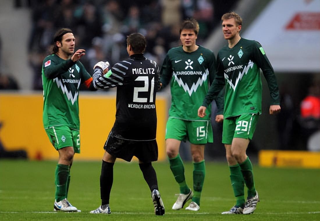 包含门兴格拉德巴赫训练开放日，关键时刻官宣签约引欢呼，德甲在即，球探报告显示潜力的词条